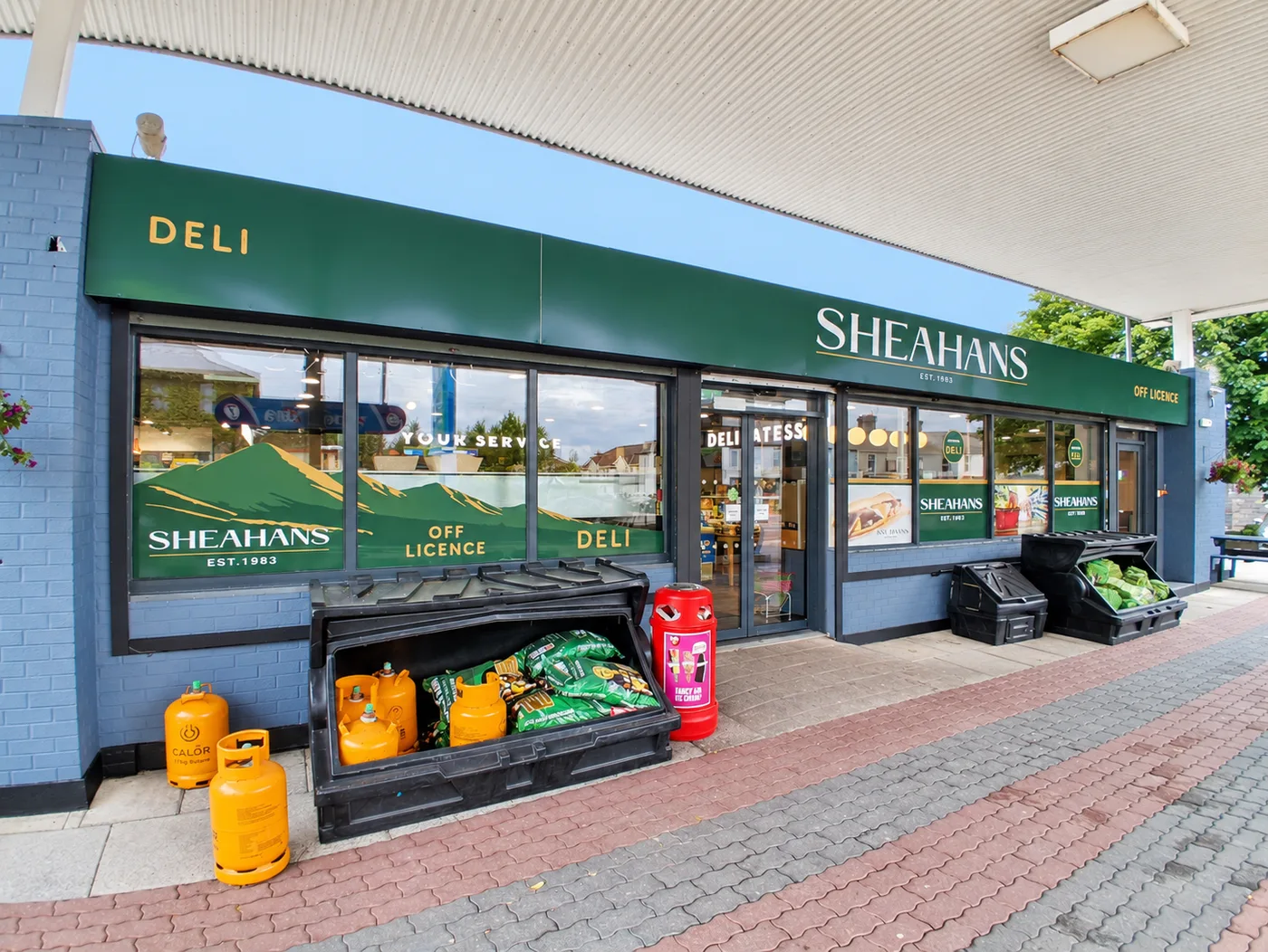 Shopfront signage by Elite Signs
